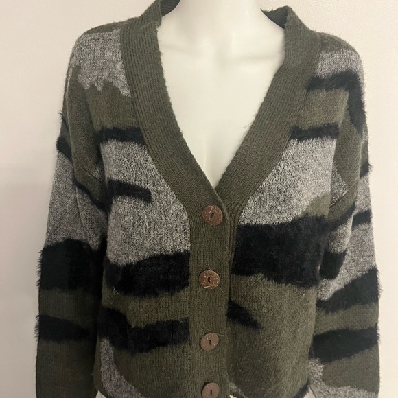 Womens fuzzy cardigan size Large - Picture 7 of 10